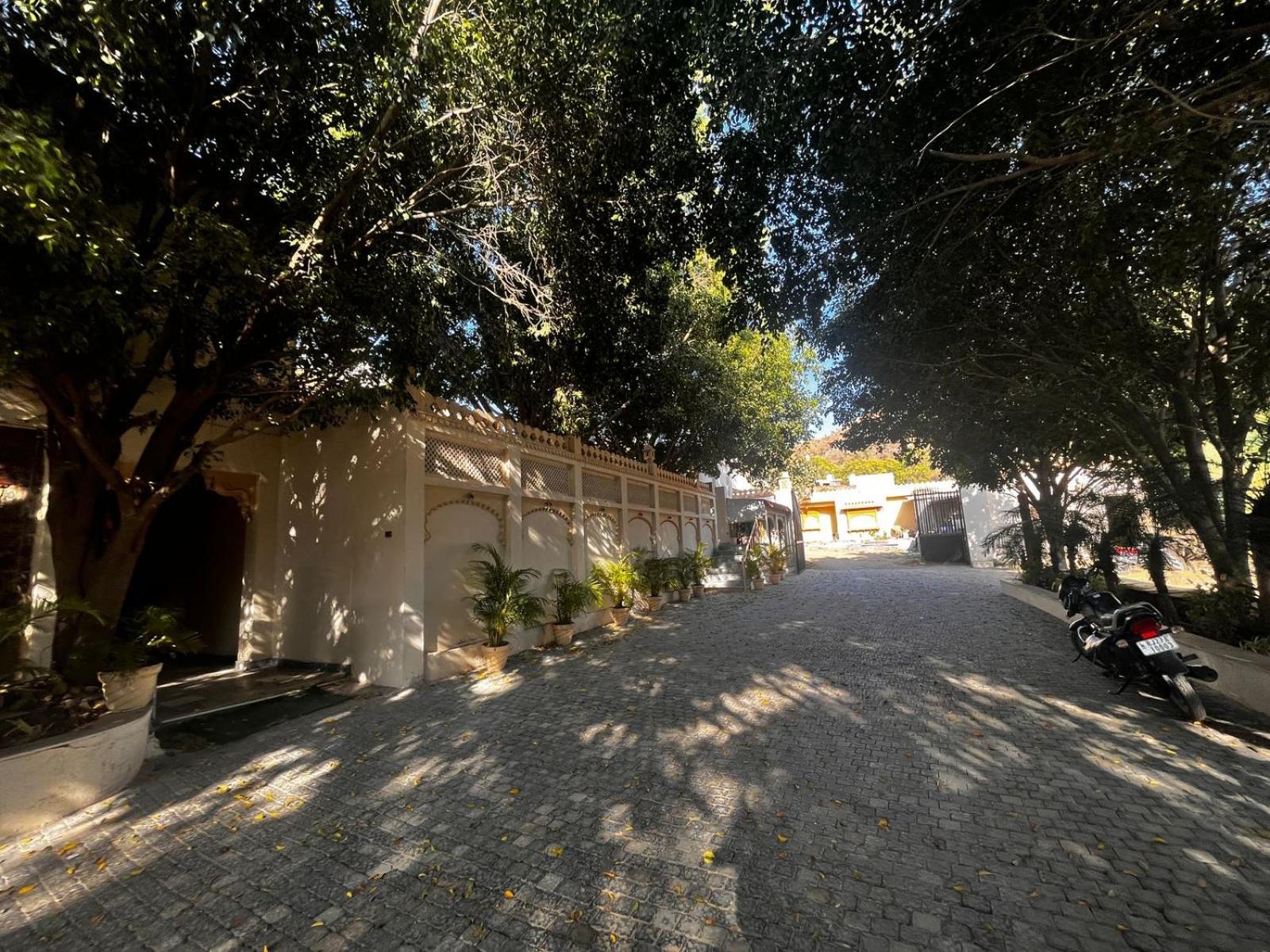 Lokesh Hotel Talai  ภายนอก รูปภาพ